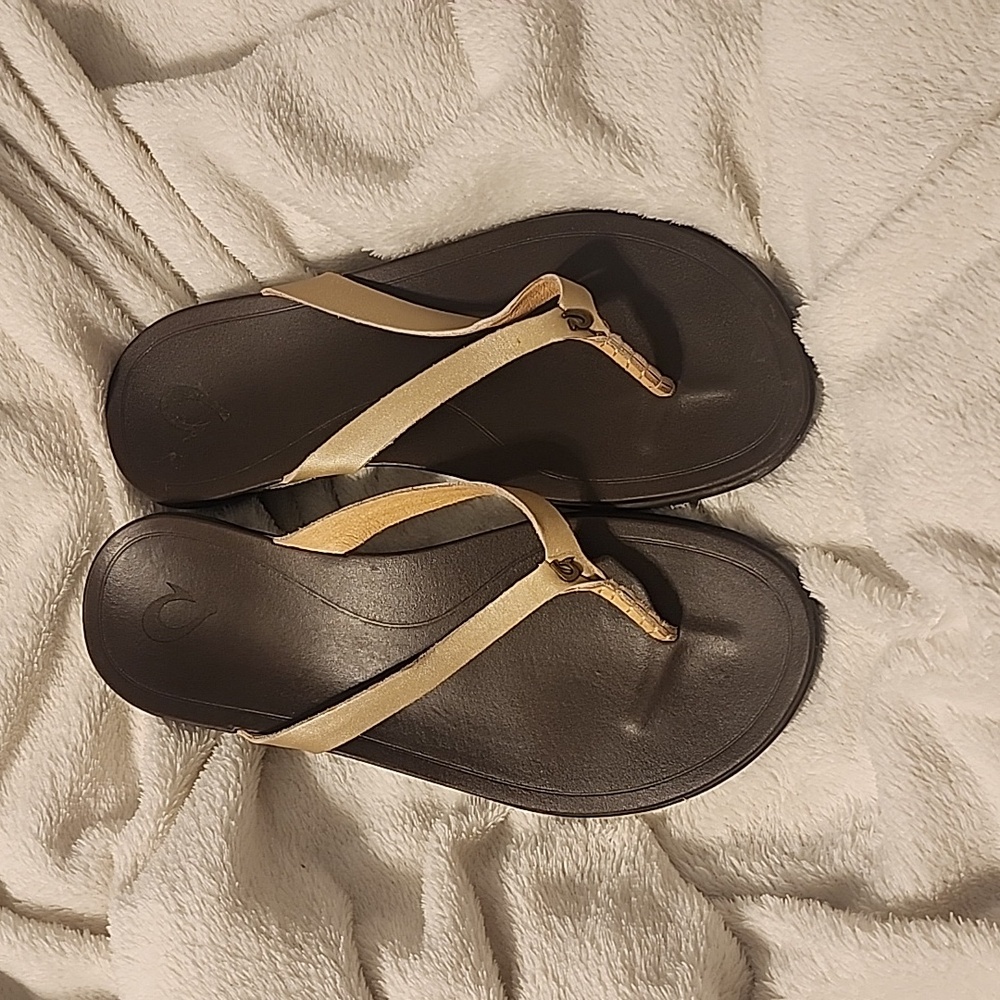 Olakai flip flops, gold/cream